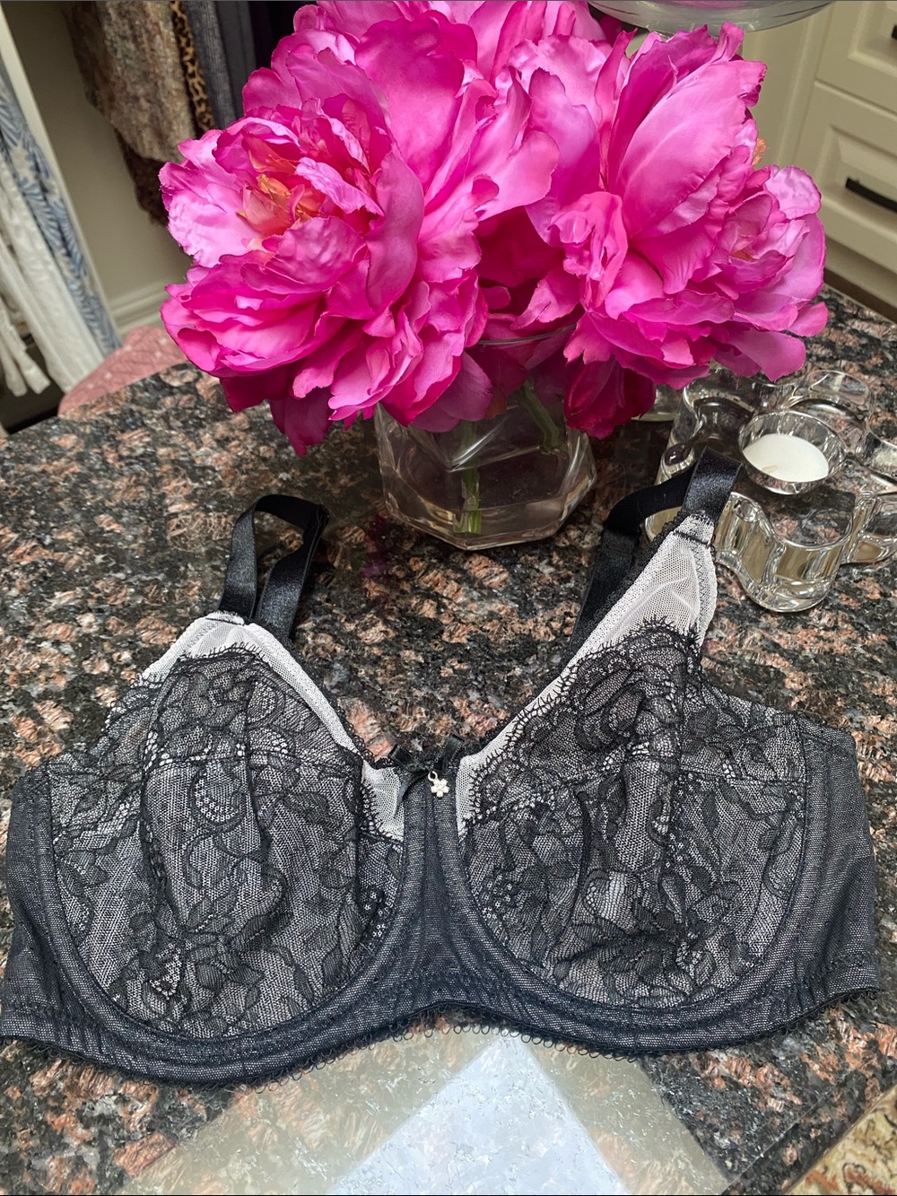 WACOAL - Lace Underwire Bra in Black & Gray. 34C. 855186